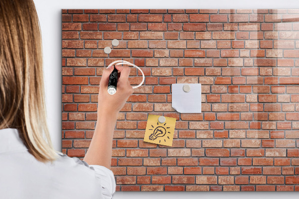 Schreib magnettafel Eine Notiztafel an einer Backsteinmauer