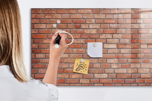 Schreib magnettafel Eine Notiztafel an einer Backsteinmauer