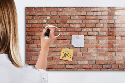 Schreib magnettafel Eine Notiztafel an einer Backsteinmauer