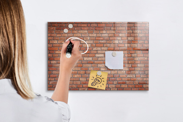 Schreib magnettafel Eine Notiztafel an einer Backsteinmauer