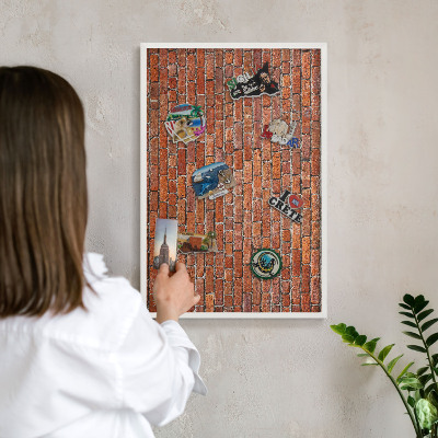 Magnettafel aus Metall für Souvenirs in weißem Rahmen Ziegelmotiv