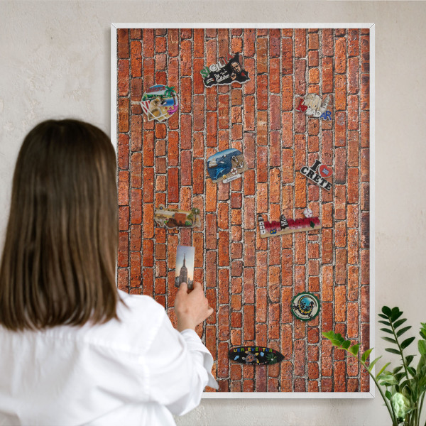 Magnettafel aus Metall für Souvenirs in weißem Rahmen Ziegelmotiv