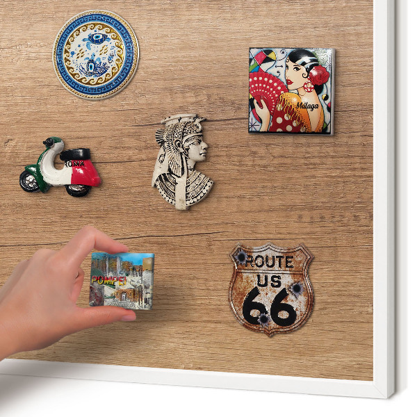 Magnettafel aus Metall für Souvenirs in weißem Rahmen Holzstruktur
