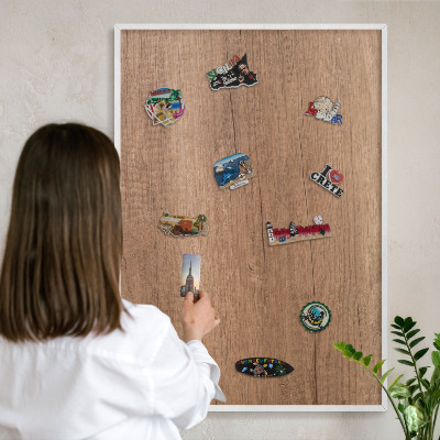 Magnettafel aus Metall für Souvenirs in weißem Rahmen Holzstruktur
