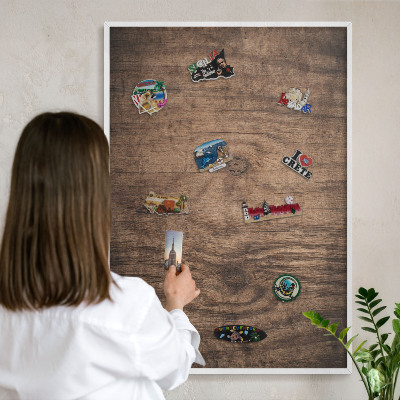 Wand-Magnettafel für Reisesouvenirs mit weißem Rahmen Holzstruktur