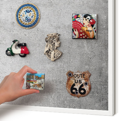 Magnettafel aus Metall für Souvenirs in weißem Rahmen Konkreter Minimalismus
