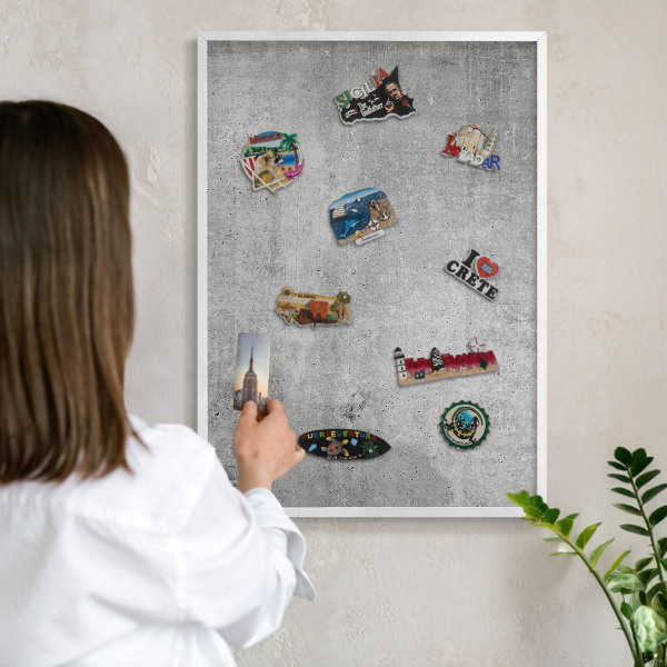 Magnettafel aus Metall für Souvenirs in weißem Rahmen Konkreter Minimalismus