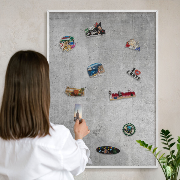 Magnettafel aus Metall für Souvenirs in weißem Rahmen Konkreter Minimalismus