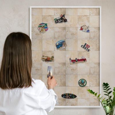 Wand-Magnettafel für Reisesouvenirs mit weißem Rahmen Neutrale Eleganz