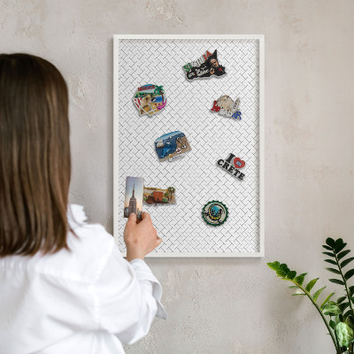 Wand-Magnettafel für Reisesouvenirs mit weißem Rahmen Weißes Fischgrätmuster