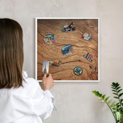 Wand-Magnettafel für Reisesouvenirs mit weißem Rahmen Holzmaserung