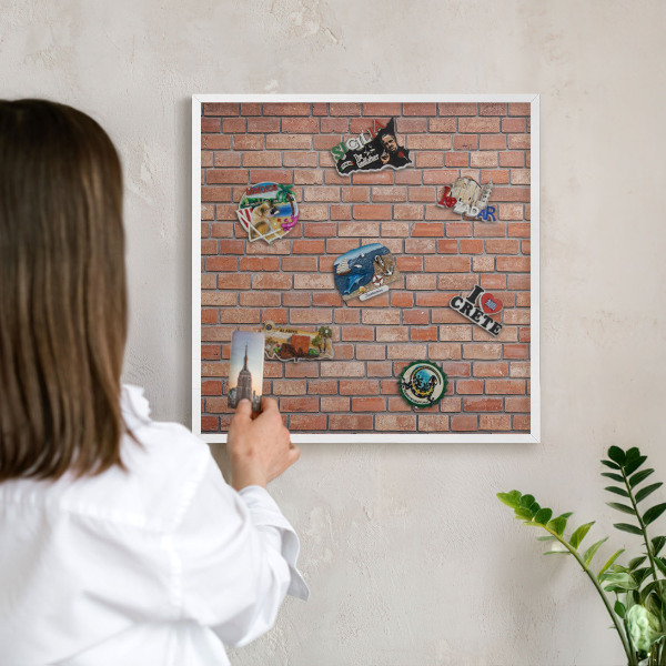 Magnettafel aus Metall für Souvenirs in weißem Rahmen Ziegelmauer