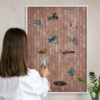 Magnettafel aus Metall für Souvenirs in weißem Rahmen Ziegelmauer