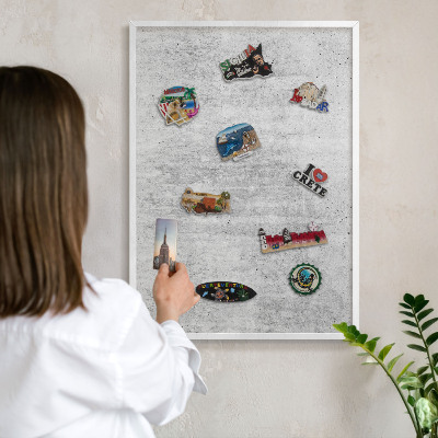 Magnettafel aus Metall für Souvenirs in weißem Rahmen Graue Textur