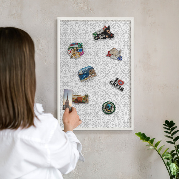 Magnettafel aus Metall für Souvenirs in weißem Rahmen Geometrische Symmetrie