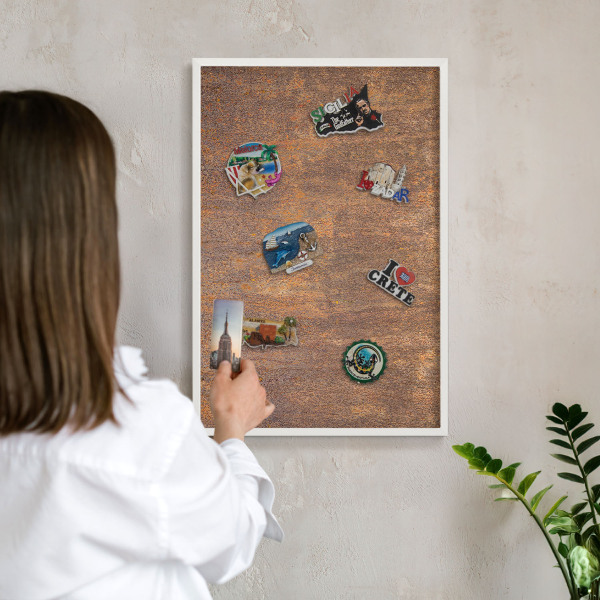 Magnettafel aus Metall für Souvenirs in weißem Rahmen Rostige Eleganz