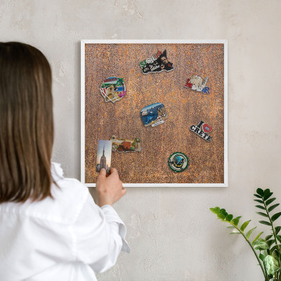 Magnettafel aus Metall für Souvenirs in weißem Rahmen Rostige Eleganz