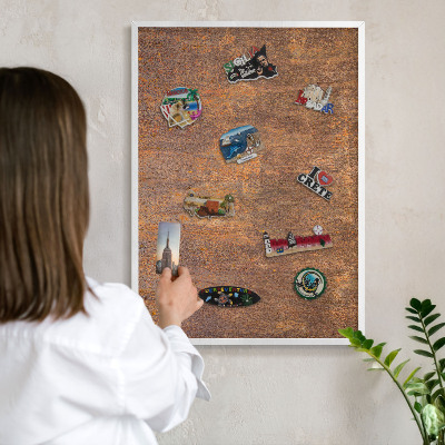 Magnettafel aus Metall für Souvenirs in weißem Rahmen Rostige Eleganz
