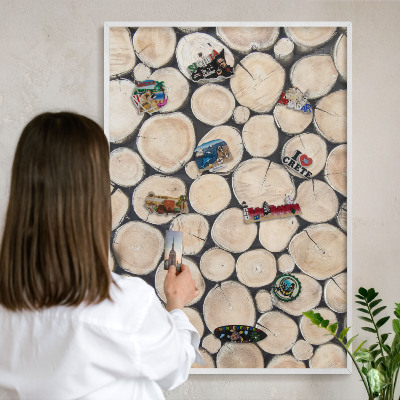 Magnettafel aus Metall für Souvenirs in weißem Rahmen Holzstruktur