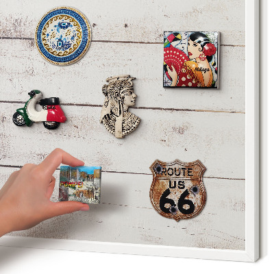Wand-Magnettafel für Reisesouvenirs mit weißem Rahmen Helles Holz