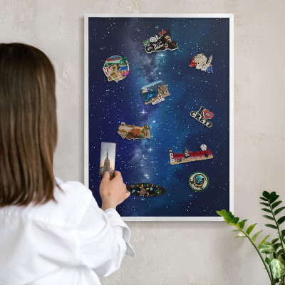 Magnettafel aus Metall für Souvenirs in weißem Rahmen Sternenraum