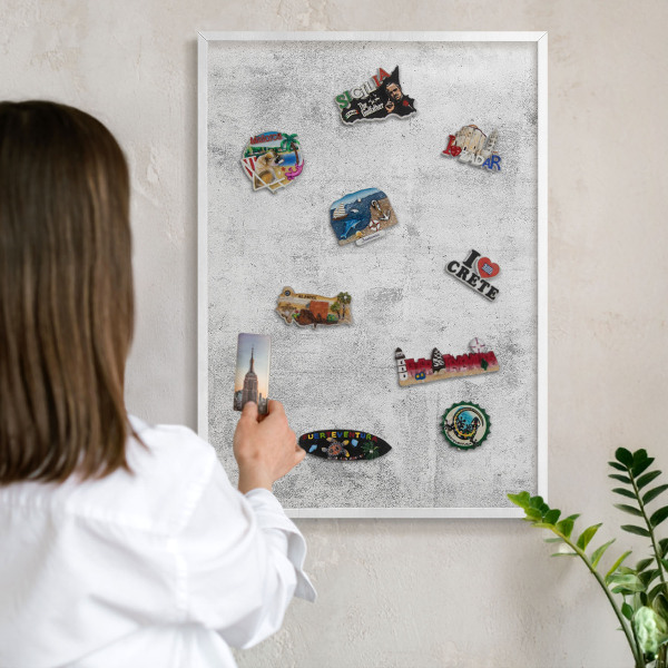Wand-Magnettafel für Reisesouvenirs mit weißem Rahmen Rohbeton