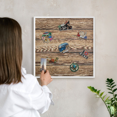 Wand-Magnettafel für Reisesouvenirs mit weißem Rahmen Holzstruktur