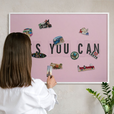 Magnettafel aus Metall für Souvenirs in weißem Rahmen Motivation jeden Tag