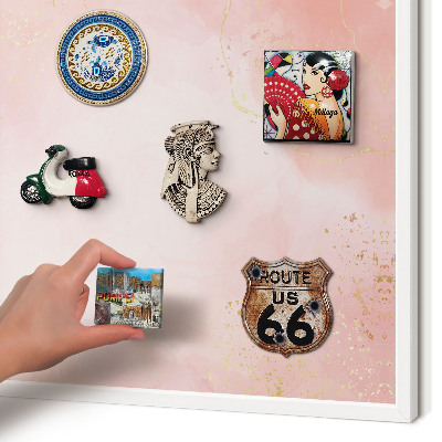 Magnettafel aus Metall für Souvenirs in weißem Rahmen Subtile Eleganz
