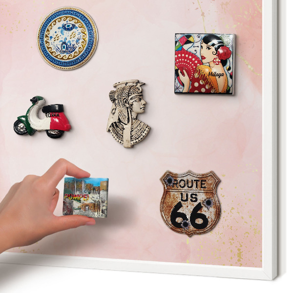 Magnettafel aus Metall für Souvenirs in weißem Rahmen Subtile Eleganz