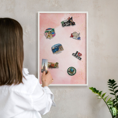 Magnettafel aus Metall für Souvenirs in weißem Rahmen Subtile Eleganz