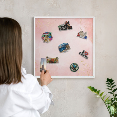 Magnettafel aus Metall für Souvenirs in weißem Rahmen Subtile Eleganz