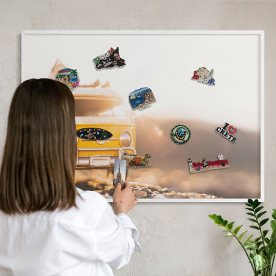 Magnettafel aus Metall für Souvenirs in weißem Rahmen Retro-Reisen