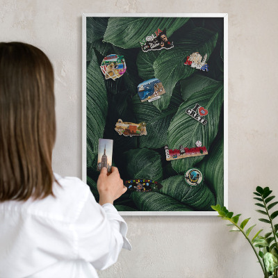 Wand-Magnettafel für Reisesouvenirs mit weißem Rahmen Das Grün der Natur