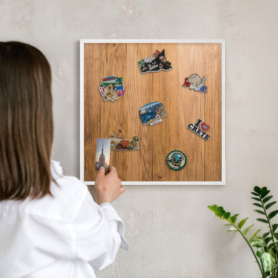 Magnettafel aus Metall für Souvenirs in weißem Rahmen Holzstruktur