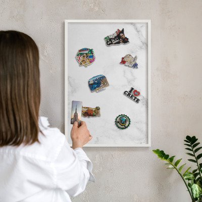 Wand-Magnettafel für Reisesouvenirs mit weißem Rahmen Eleganter Marmor