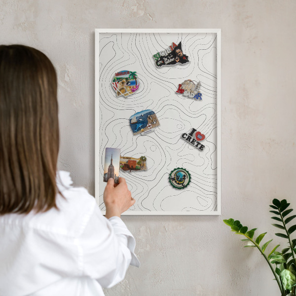Magnettafel aus Metall für Souvenirs in weißem Rahmen Geometrische Eleganz