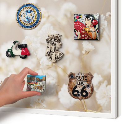 Wand-Magnettafel für Reisesouvenirs mit weißem Rahmen Beige Blüten