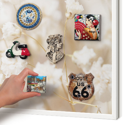 Wand-Magnettafel für Reisesouvenirs mit weißem Rahmen Beige Blüten
