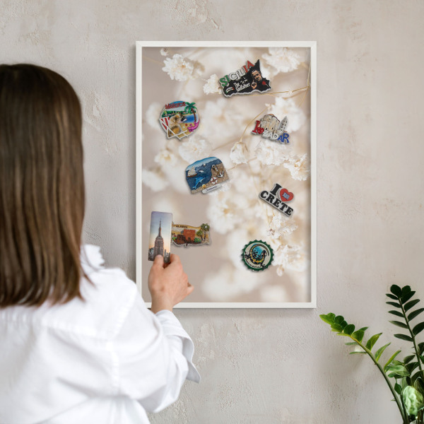 Wand-Magnettafel für Reisesouvenirs mit weißem Rahmen Beige Blüten