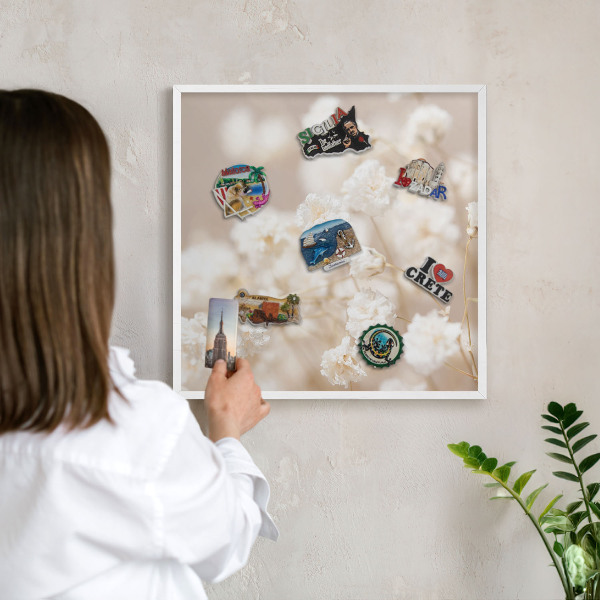 Wand-Magnettafel für Reisesouvenirs mit weißem Rahmen Beige Blüten