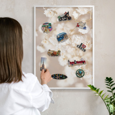 Wand-Magnettafel für Reisesouvenirs mit weißem Rahmen Beige Blüten