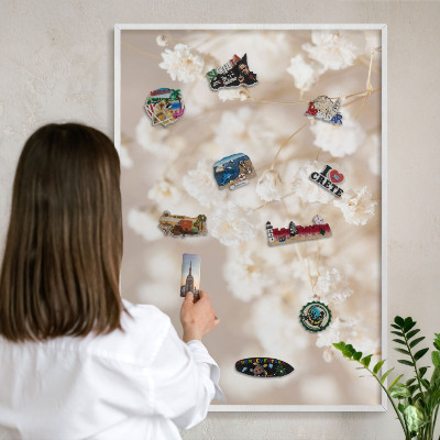 Wand-Magnettafel für Reisesouvenirs mit weißem Rahmen Beige Blüten