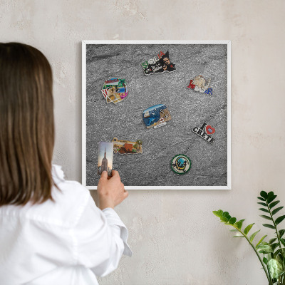 Magnettafel aus Metall für Souvenirs in weißem Rahmen Grauer Stein