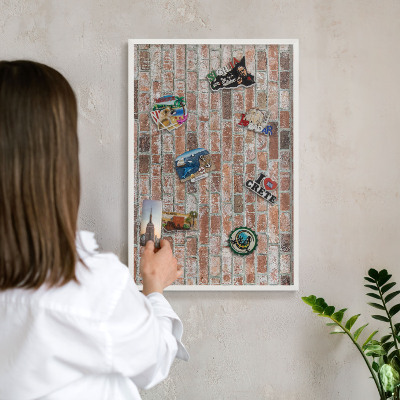 Wand-Magnettafel für Reisesouvenirs mit weißem Rahmen Ziegelmauer