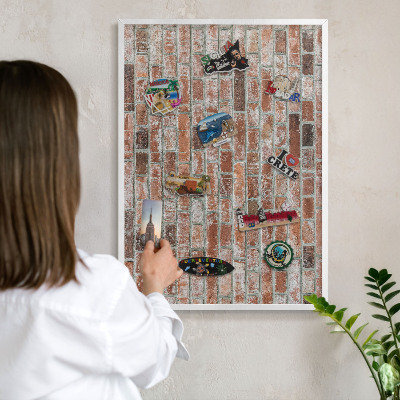 Wand-Magnettafel für Reisesouvenirs mit weißem Rahmen Ziegelmauer