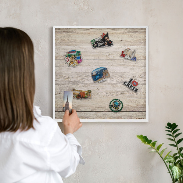 Magnettafel aus Metall für Souvenirs in weißem Rahmen Holzstruktur