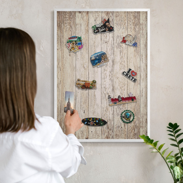 Magnettafel aus Metall für Souvenirs in weißem Rahmen Holzstruktur