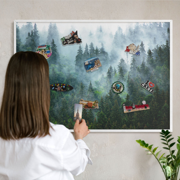 Magnettafel aus Metall für Souvenirs in weißem Rahmen Geheimnisvoller Wald