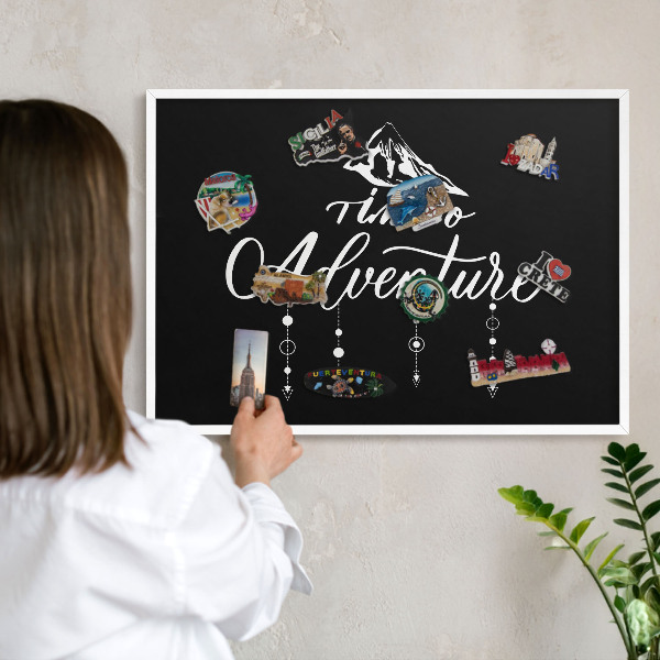 Wand-Magnettafel für Reisesouvenirs mit weißem Rahmen Ein Abenteuer erwartet dich.